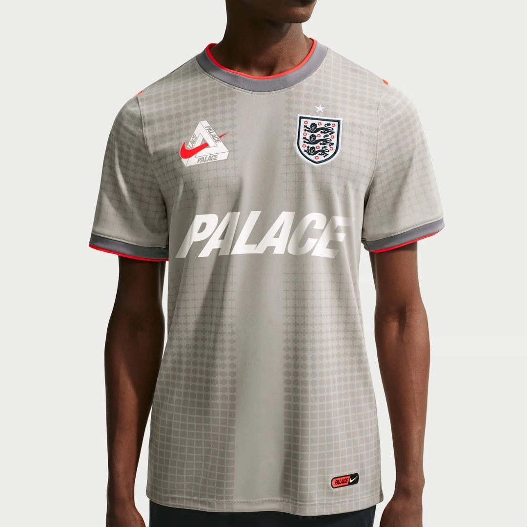 Φανέλα ποδοσφαίρου Three Lions x Palace 2026 σε χρώμα κασσιτερογκρί και έντονο κόκκινο με λογότυπο