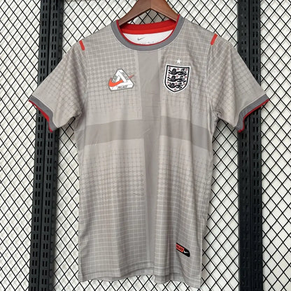 Φανέλα ποδοσφαίρου Three Lions x Palace 2026 σε χρώμα κασσιτερογκρί και έντονο κόκκινο με λογότυπο