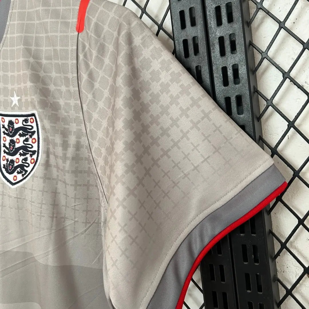Φανέλα ποδοσφαίρου Three Lions x Palace 2026 σε χρώμα κασσιτερογκρί και έντονο κόκκινο με λογότυπο