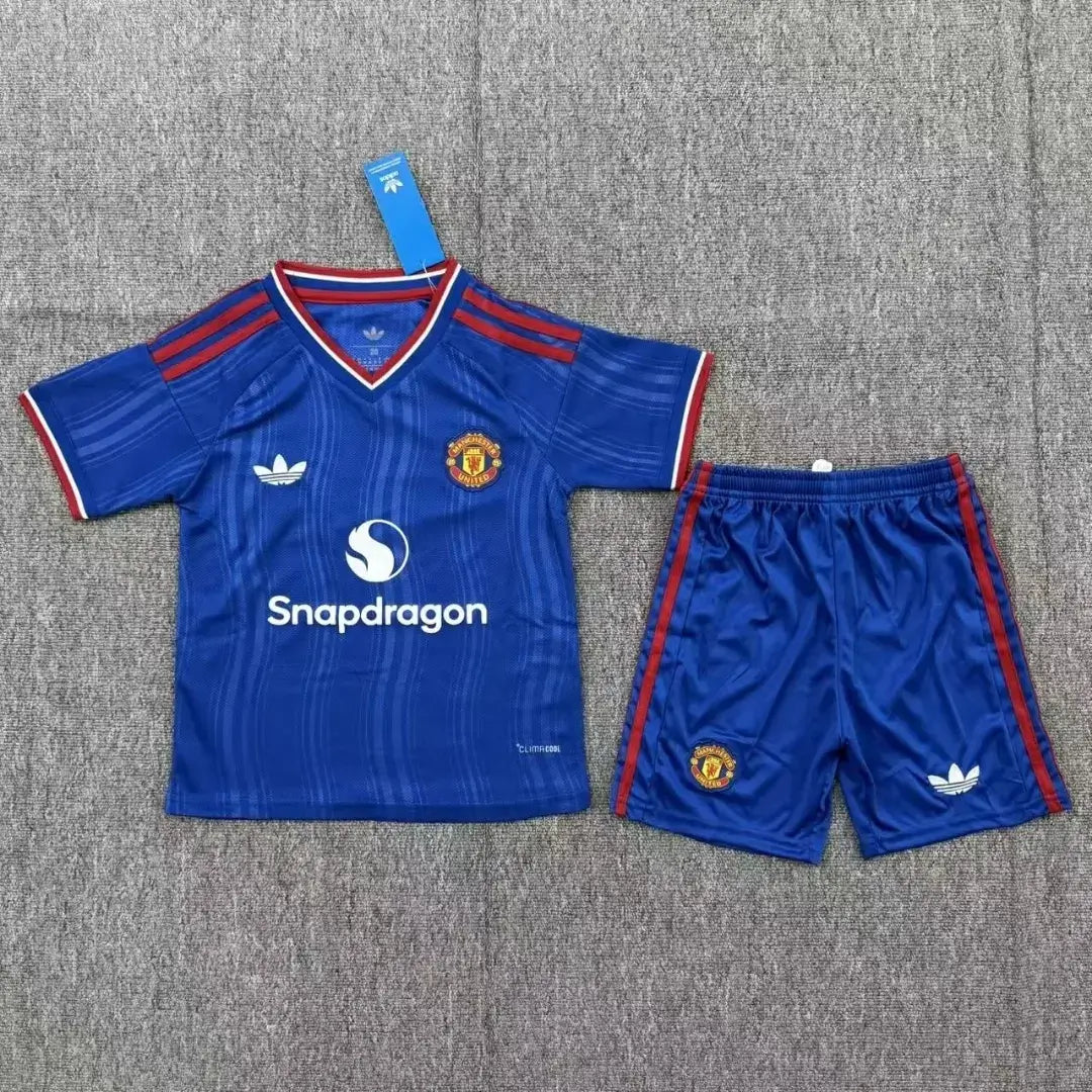 Red Devils barnas bortetrøye 2026/27 – Trøye + shorts