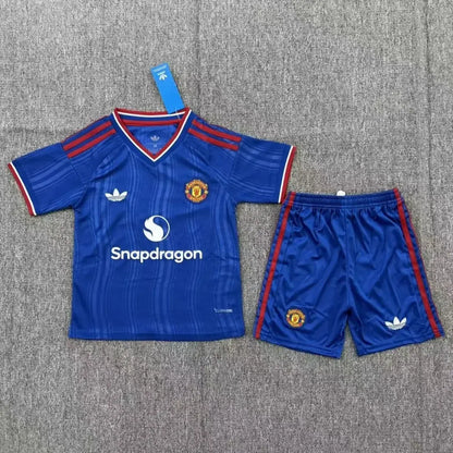 Red Devils barnas bortetrøye 2026/27 – Trøye + shorts
